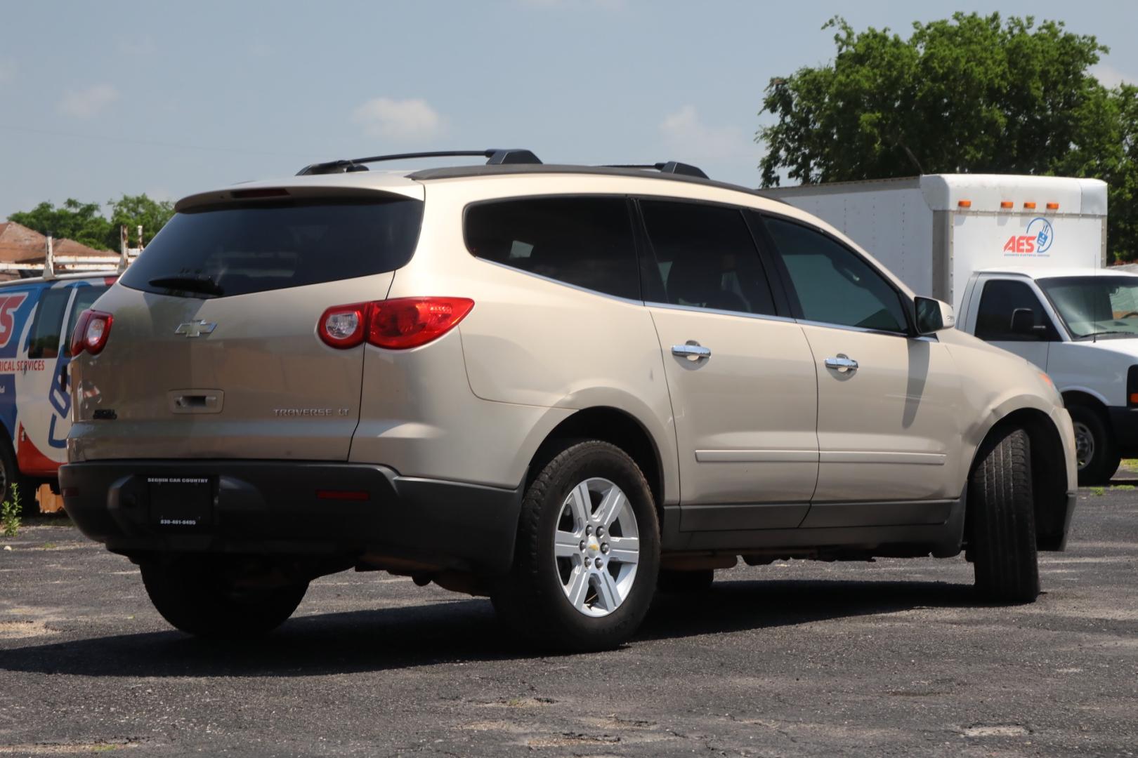 2012 TAN CHEVROLET TRAVERSE LT FWD (1GNKRGED1CJ) with an 3.6L V6 DOHC 24V engine, 6-SPEED AUTOMATIC transmission, located at 420 E. Kingsbury St., Seguin, TX, 78155, (830) 401-0495, 29.581060, -97.961647 - Photo#4